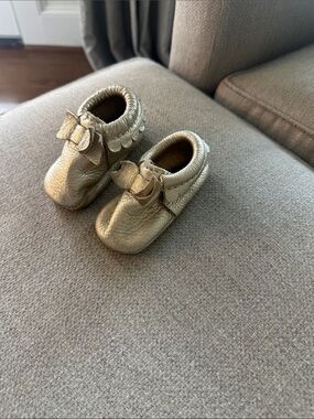 Freshly Picked Metallic Gold Baby Moccasins with Bow Accent sz 2